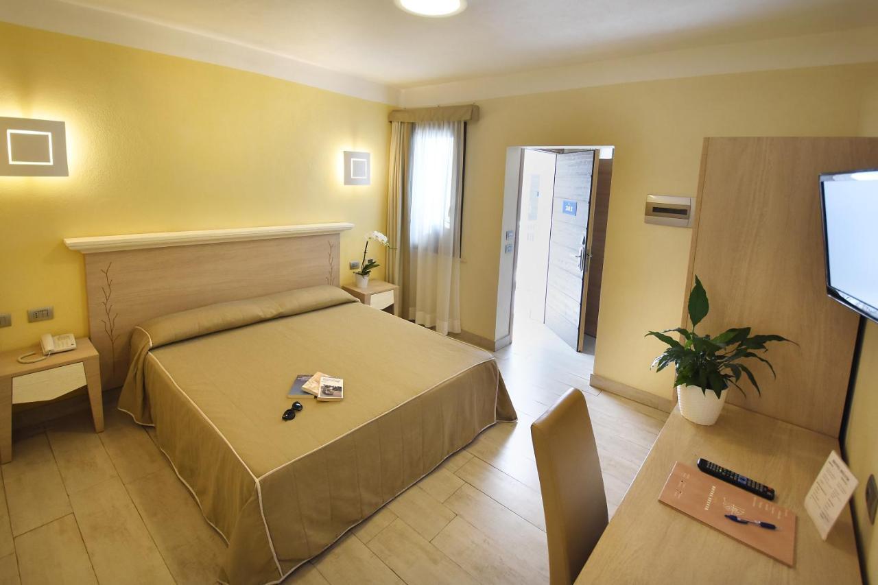Hotel Belvir Villasimius Exterior photo